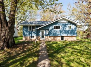 882 Hadley Ln N, Oakdale, MN 55128