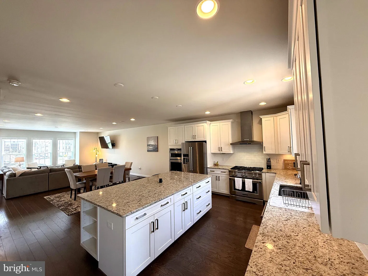 4 bed, 3.5 bath, 3216 sqft, $5,000 — Photo 4