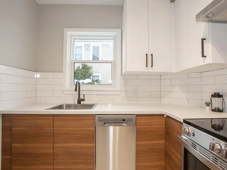 14 Welland Ave — Photo 3