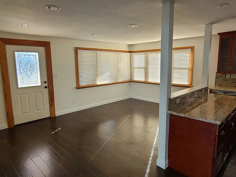 21 E Abbey St — Photo 3