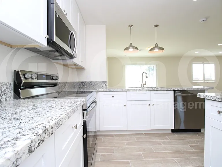 238 N Sycamore St — Photo 4