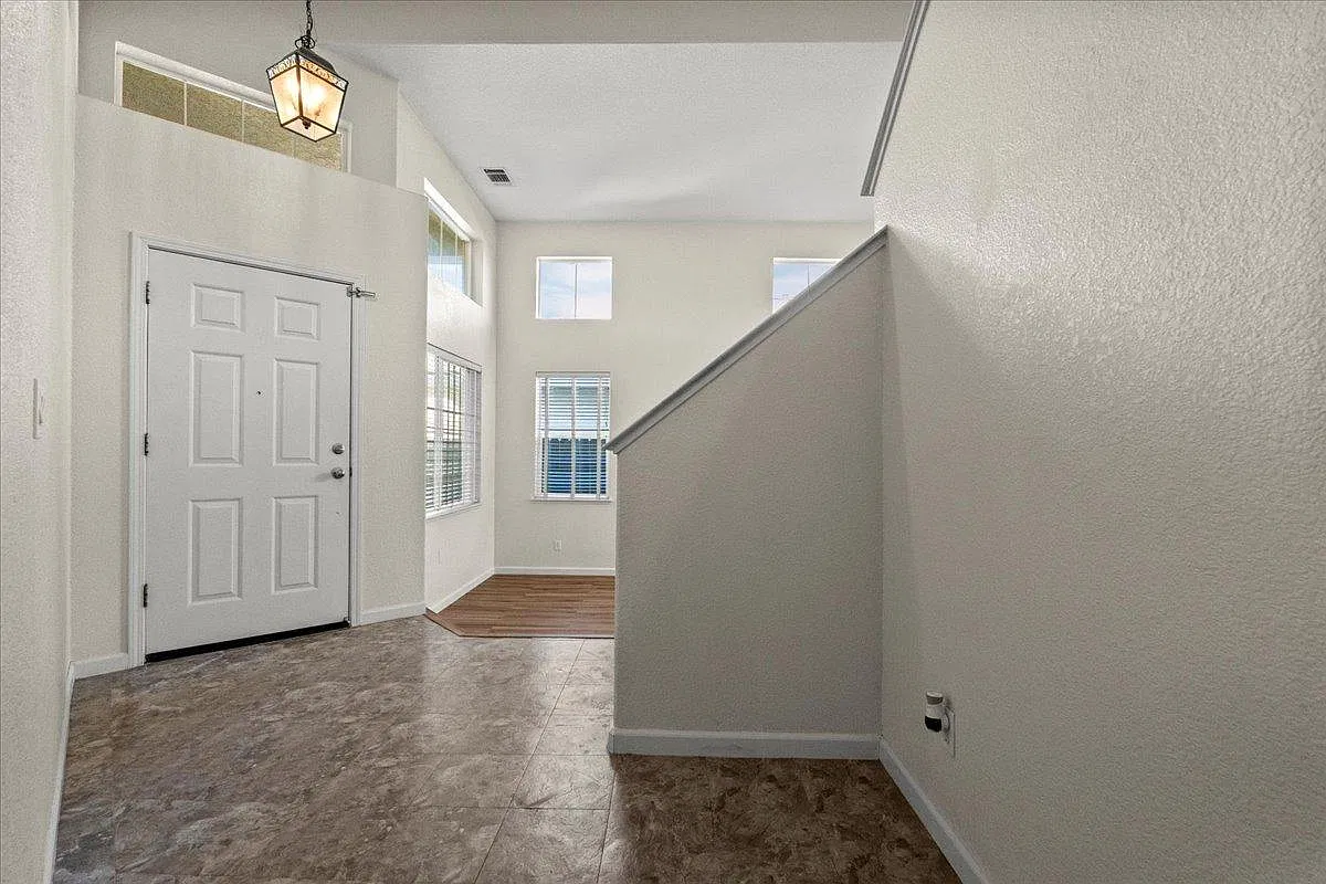 4 bed, 2108 sqft, $2,800 — Photo 3