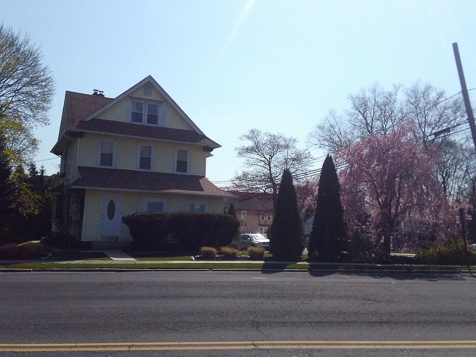 Front view of property