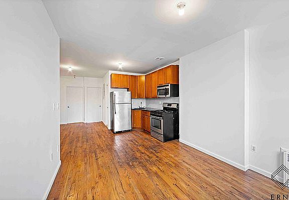 4th image of 180 Hart St #B