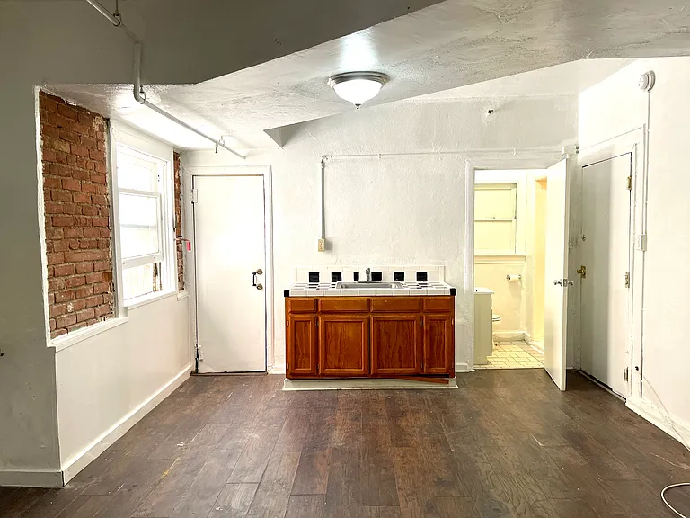 2892 W 7th St — Photo 23