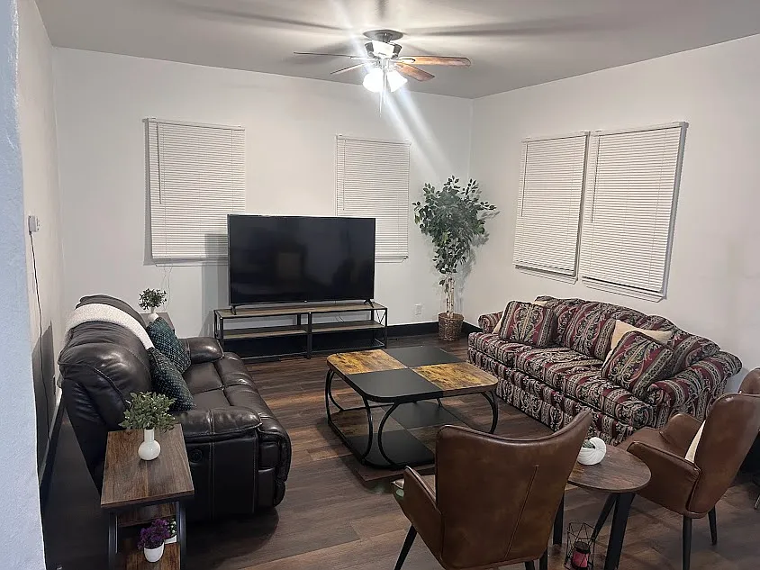 1510 N Poplar St — Photo 2