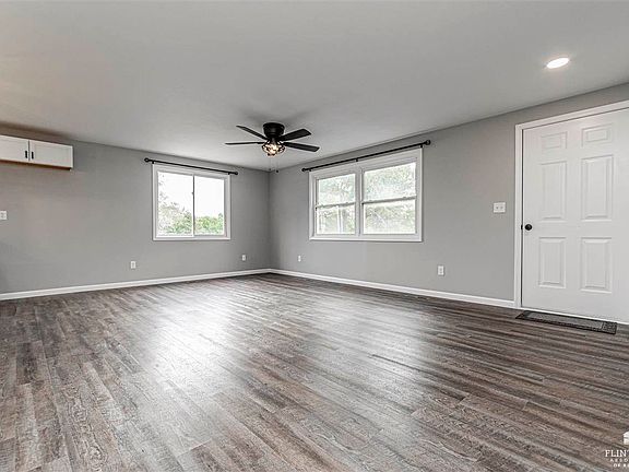 3rd image of 2691 Queen Dr