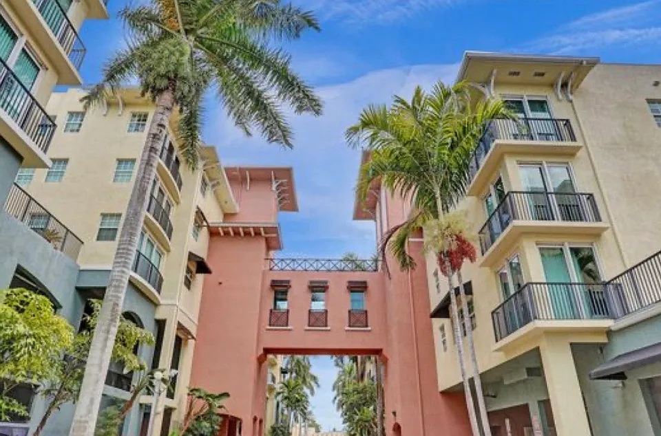 225 NE 1st St #305
