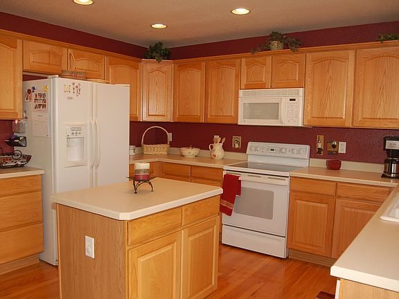 Kitchen w/wood floors