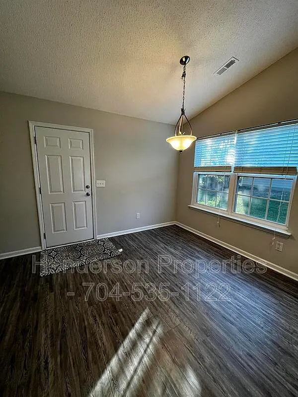 3 bed, 2.0 bath, 1540 sqft, $2,000 — Photo 4
