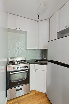 Rented by SERHANT. | media 9