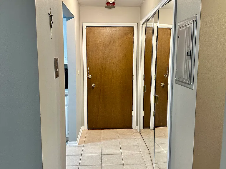 2400 Windsor Mall — Photo 4