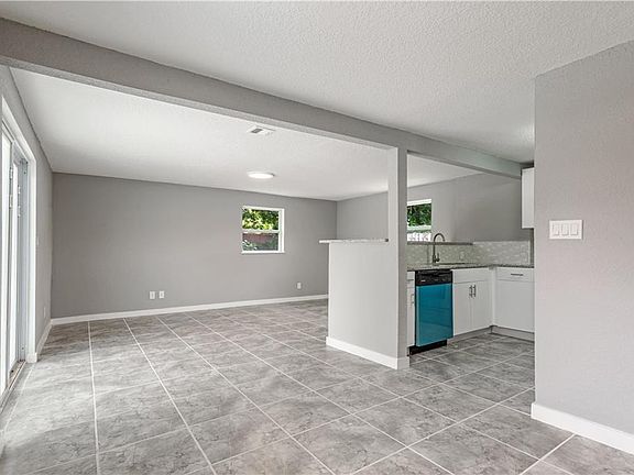 4th image of 131 Balsam Dr