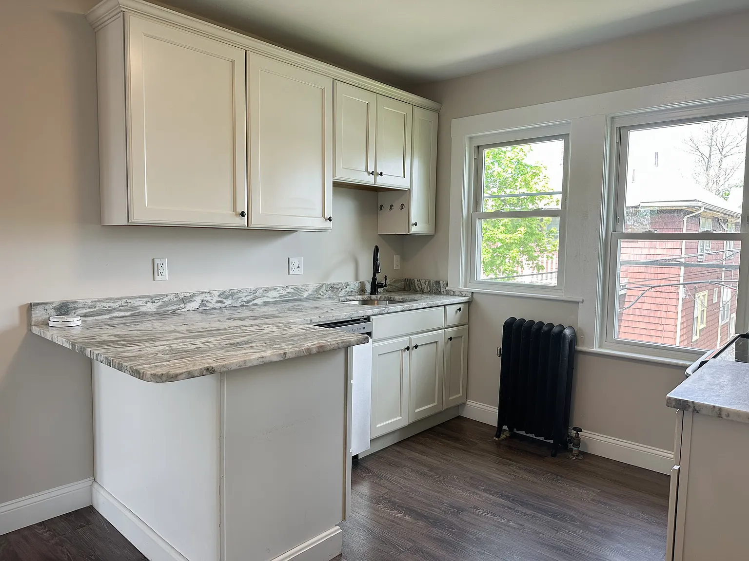3 bed, 1200 sqft, $2,600 — Photo 2