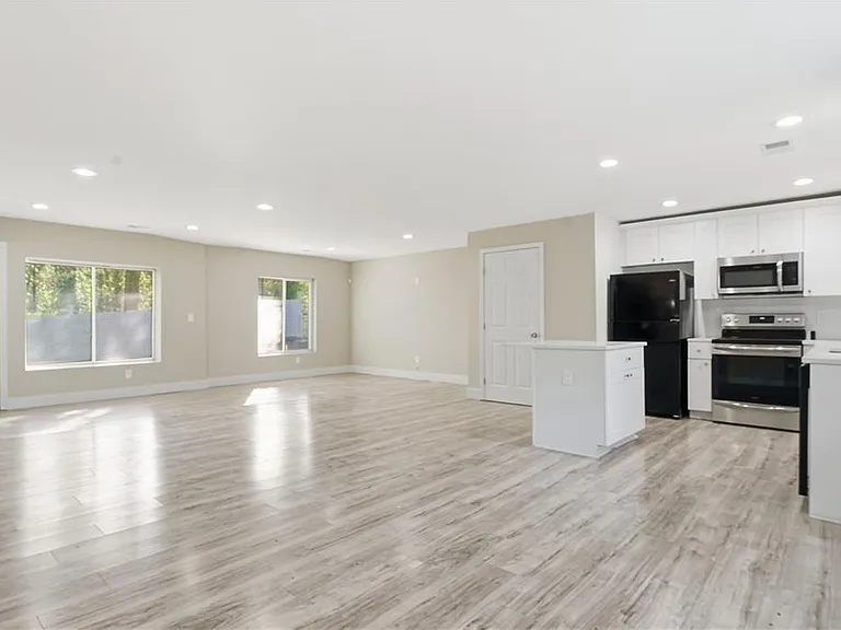 1735 Carter Ave — Photo 4