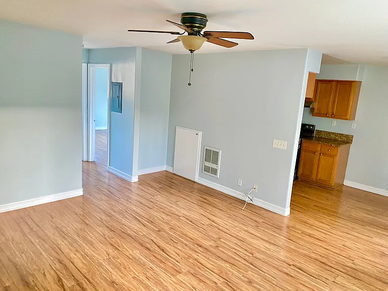 Howard & Lexington Apts — Photo 40