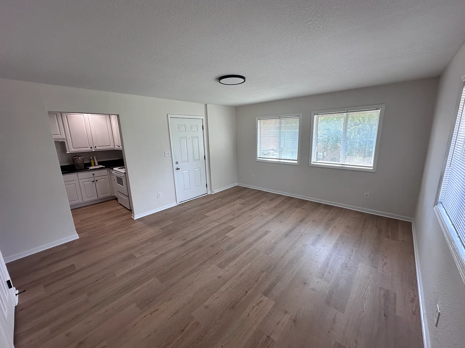 2 bed, 800 sqft, $1,275 — Photo 2