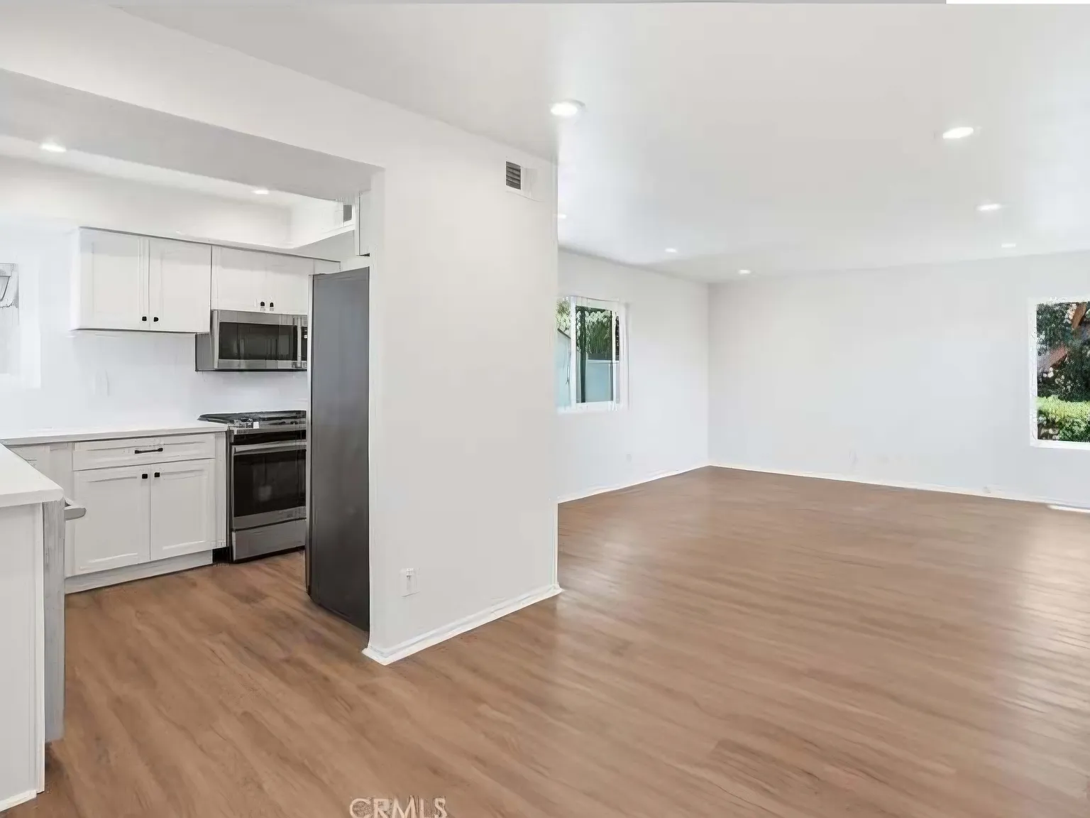 2 bed, 958 sqft, $3,200 — Photo 2