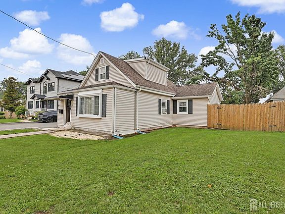3rd image of 18 Tappen St