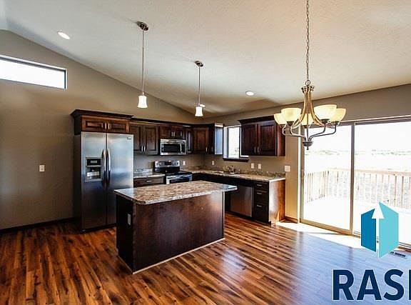 5th image of 1102 S Honeysuckle Dr
