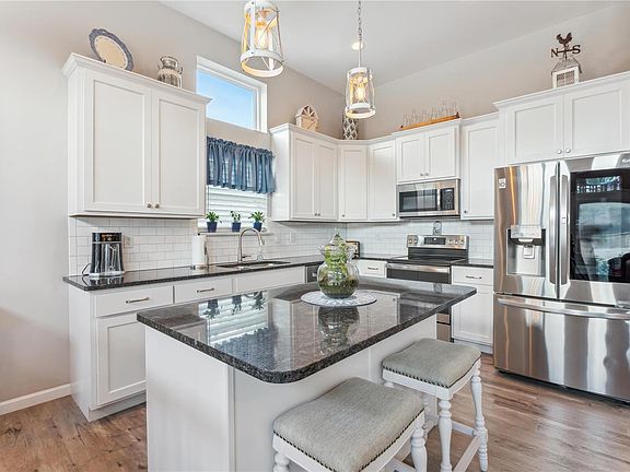 3rd image of 1034 Palisades Ln