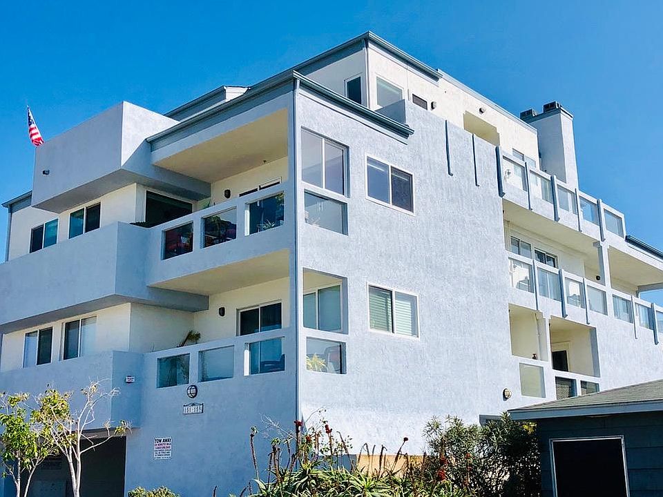 Small 4 unit building a half block to the beach. Windows both West & East facing.