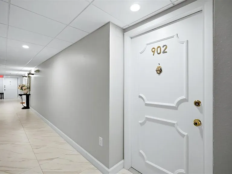 555 S Gulfstream Ave #902 — Photo 3