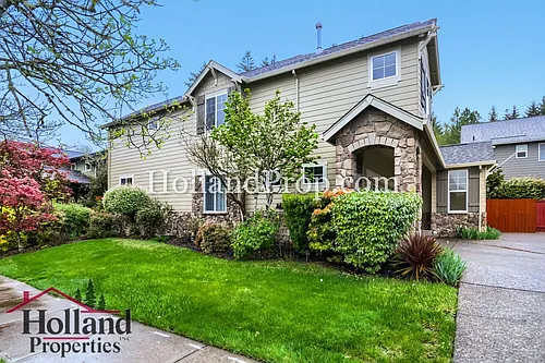 319 NW Wildwood St Photo 1