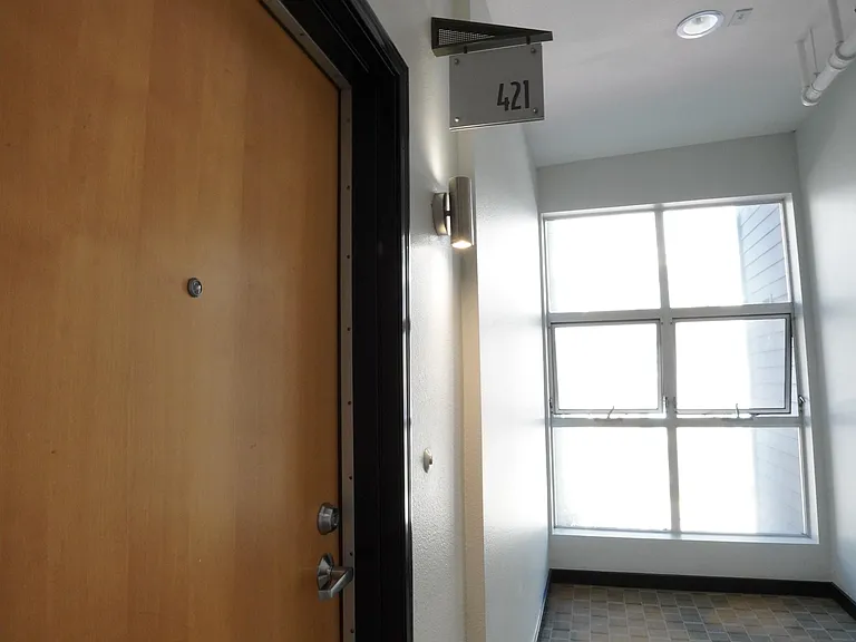 Corner unit, only sharing wall with one unit