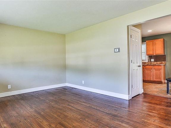 5th image of 261 Bexley Dr