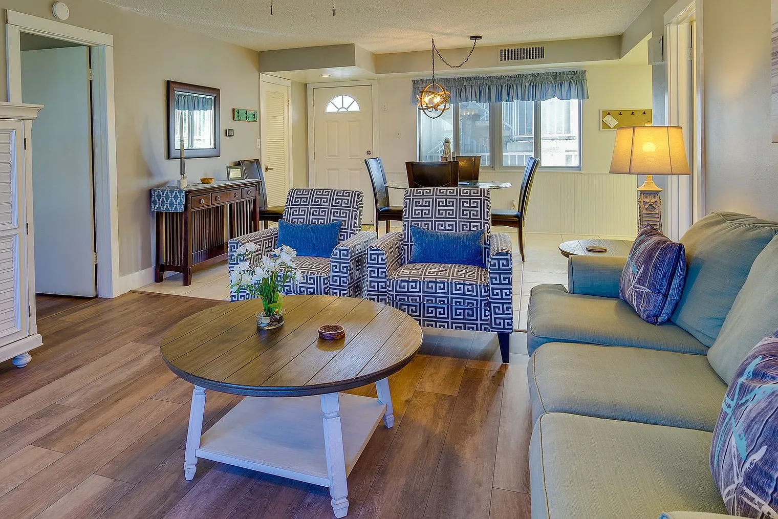 2 bed, 2.0 bath, 1270 sqft, $5,696 — Photo 2