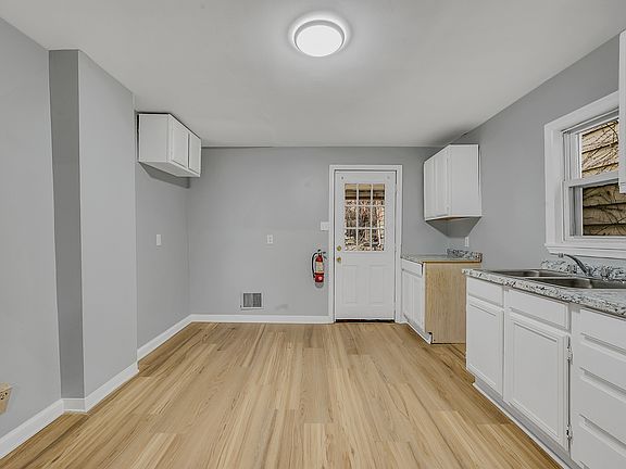 5th image of 1009 W Lackawanna Ave APT 2