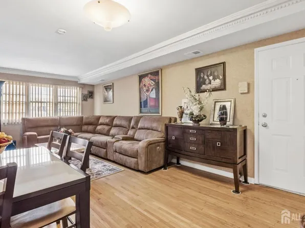 390 College Dr, Edison, NJ 08817