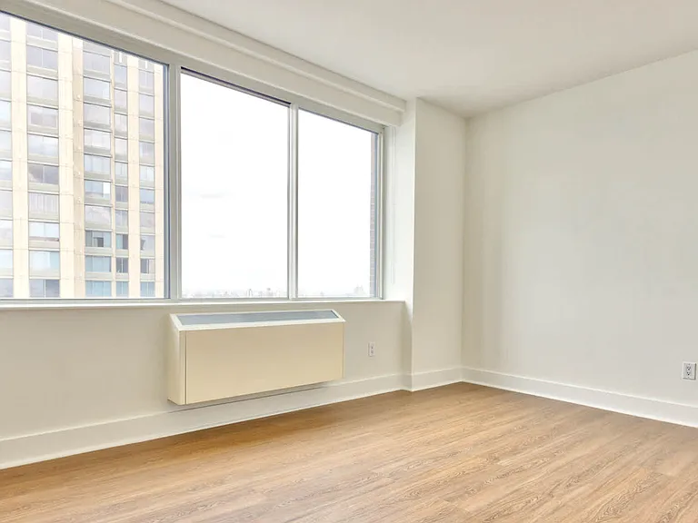 180 Riverside Blvd #510 — Photo 50