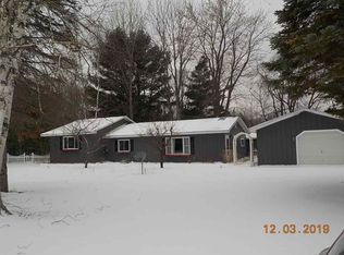 1916 Trembley Dr, Indian River, MI 49749