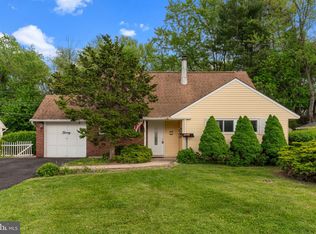 20 Hollow Rd, Levittown, PA 19056
