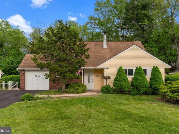 20 Hollow Rd, Levittown, PA 19056