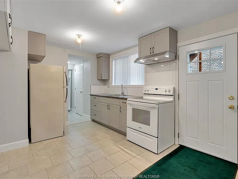 881 Parent Ave #BASEMENT — Photo 3