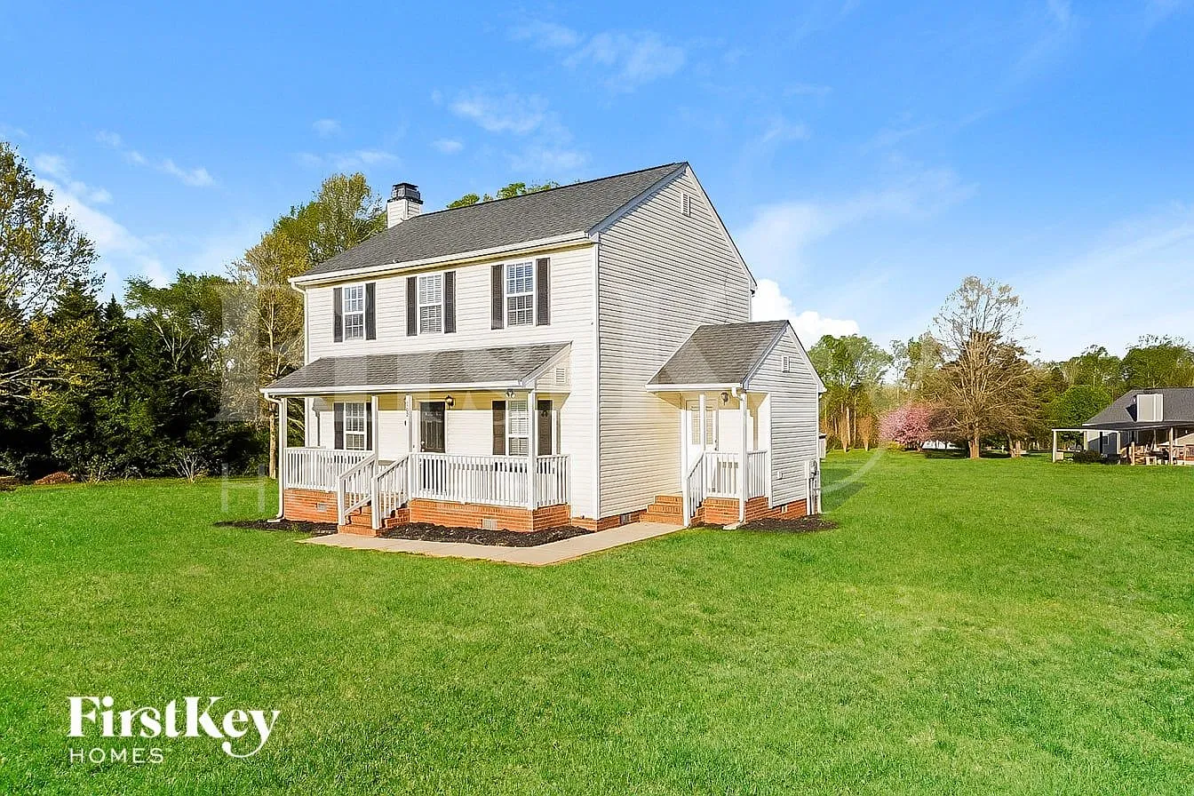 3 bed, 2.5 bath, 1440 sqft, $2,240 — Photo 1