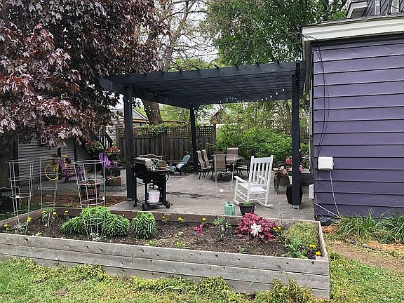 Back patio with pergola 