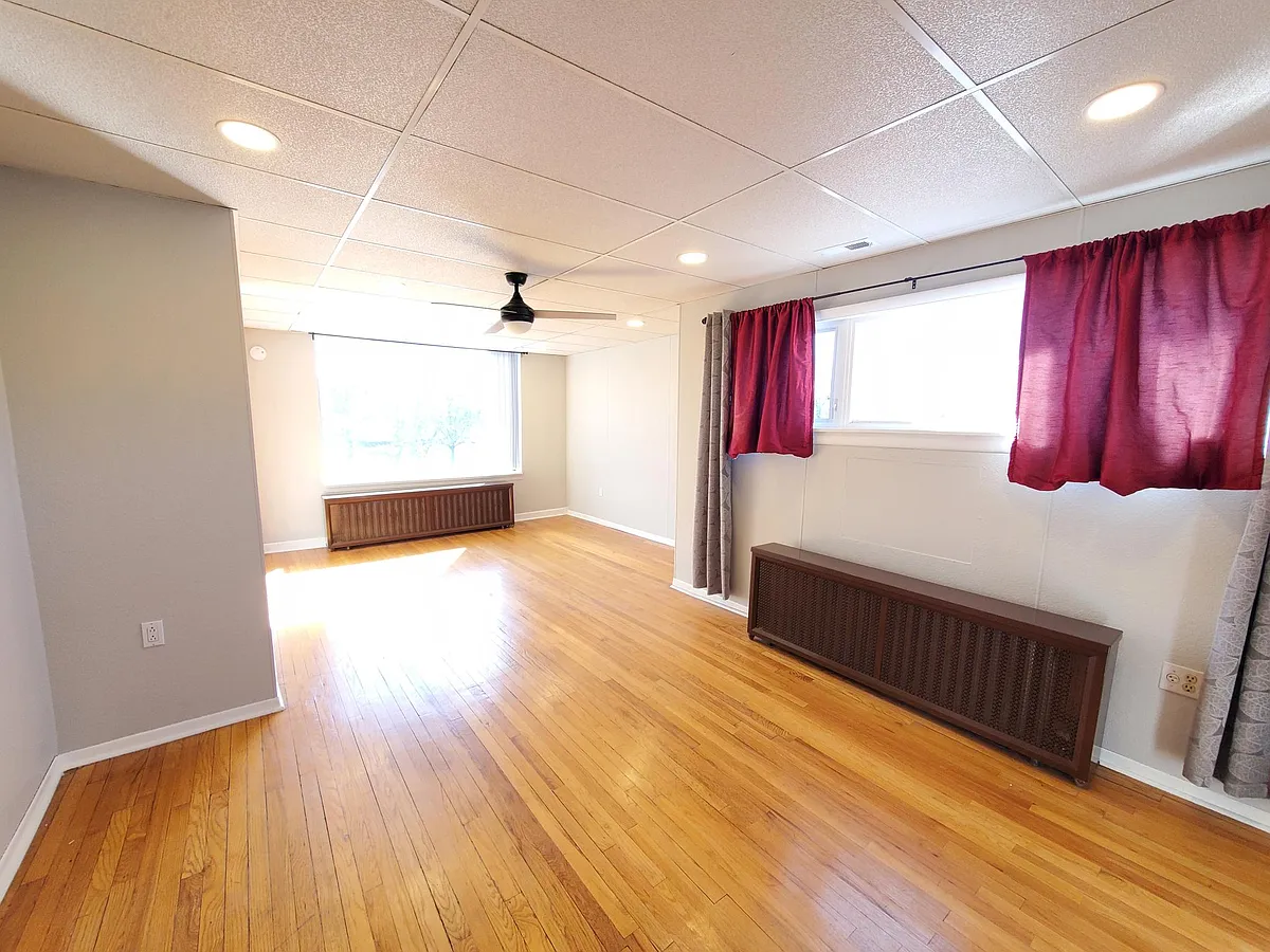 Building Photo - 2742 W Montrose Ave #2