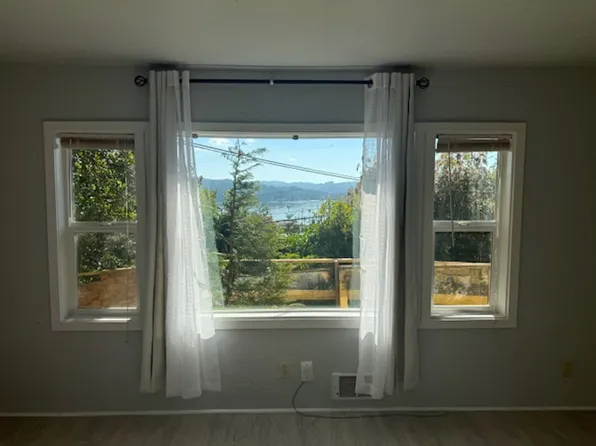 McPherson Duplex, 2086 McPherson St #2086, North Bend, OR 97459