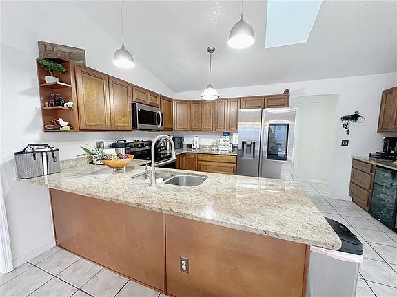 5th image of 2404 SE 39th Ave