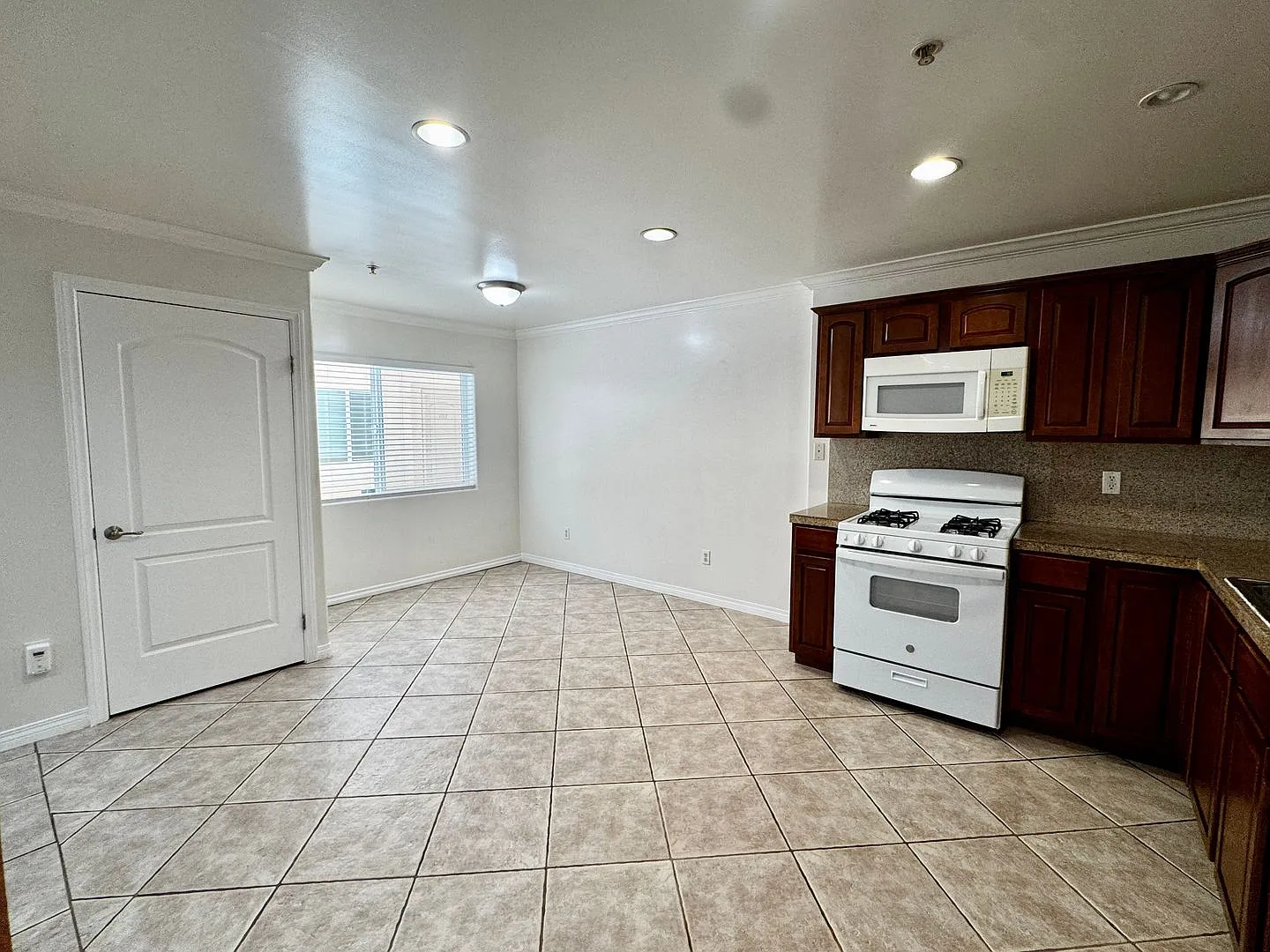 Spacious 2 bedroom condo in Van Nuys — Photo 3