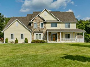 2292 N Forest Run, Oconomowoc, WI 53066