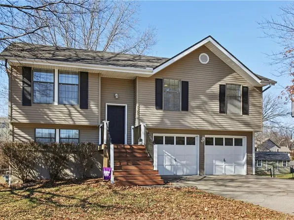 7340 N Hickory St, Kansas City, MO 64118