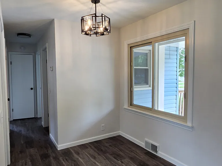 906 W Walnut St — Photo 2