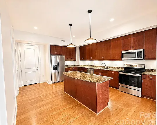 1 bed, 932 sqft, $1,950 — Photo 4