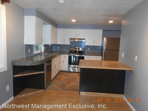 5th image of 826 NE 132nd Ave