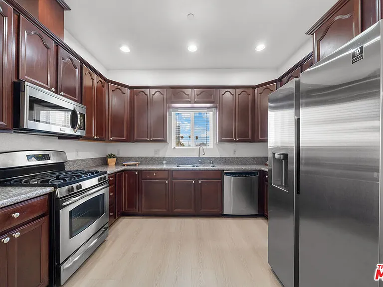 309 S Mariposa Ave #301 — Photo 8